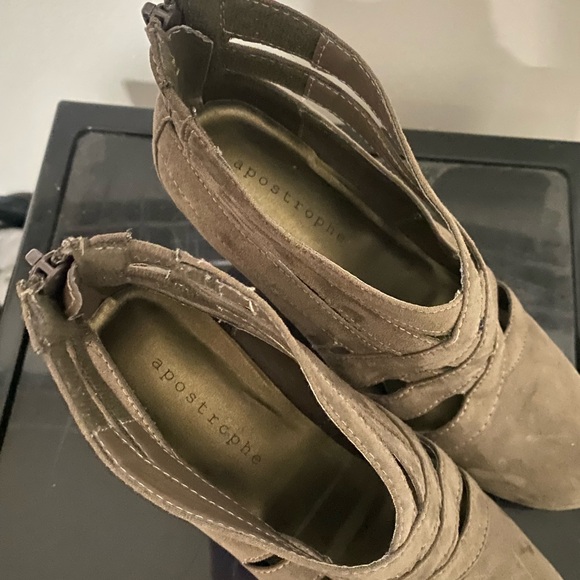 Apostrophe 4 inch suede heels in excellent condition in deep brown. - Picture 4 of 6